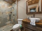 Stone Creek Lodge: Lower-Level Guest 2 Bathroom 